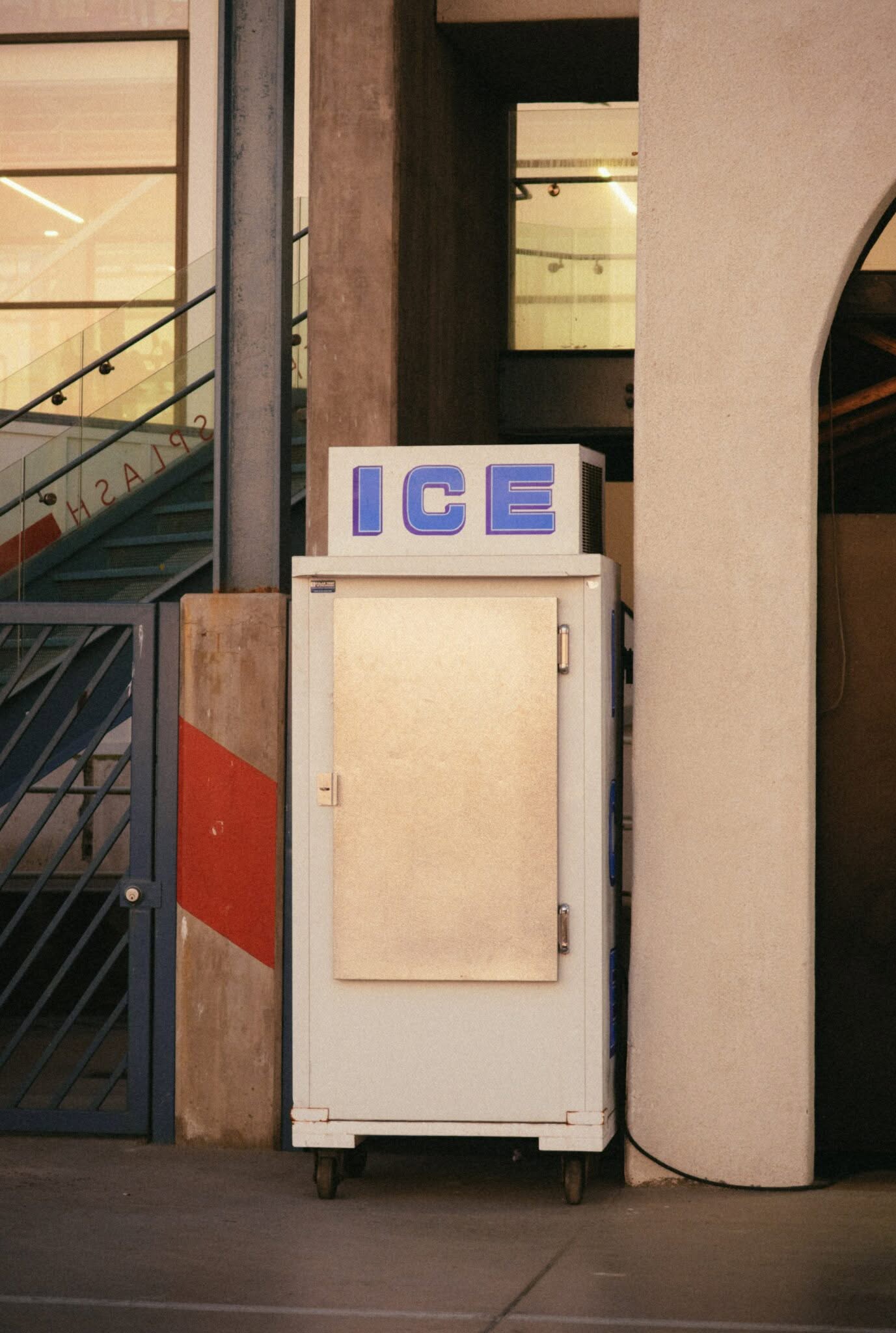immagine frigorifero abbandonato